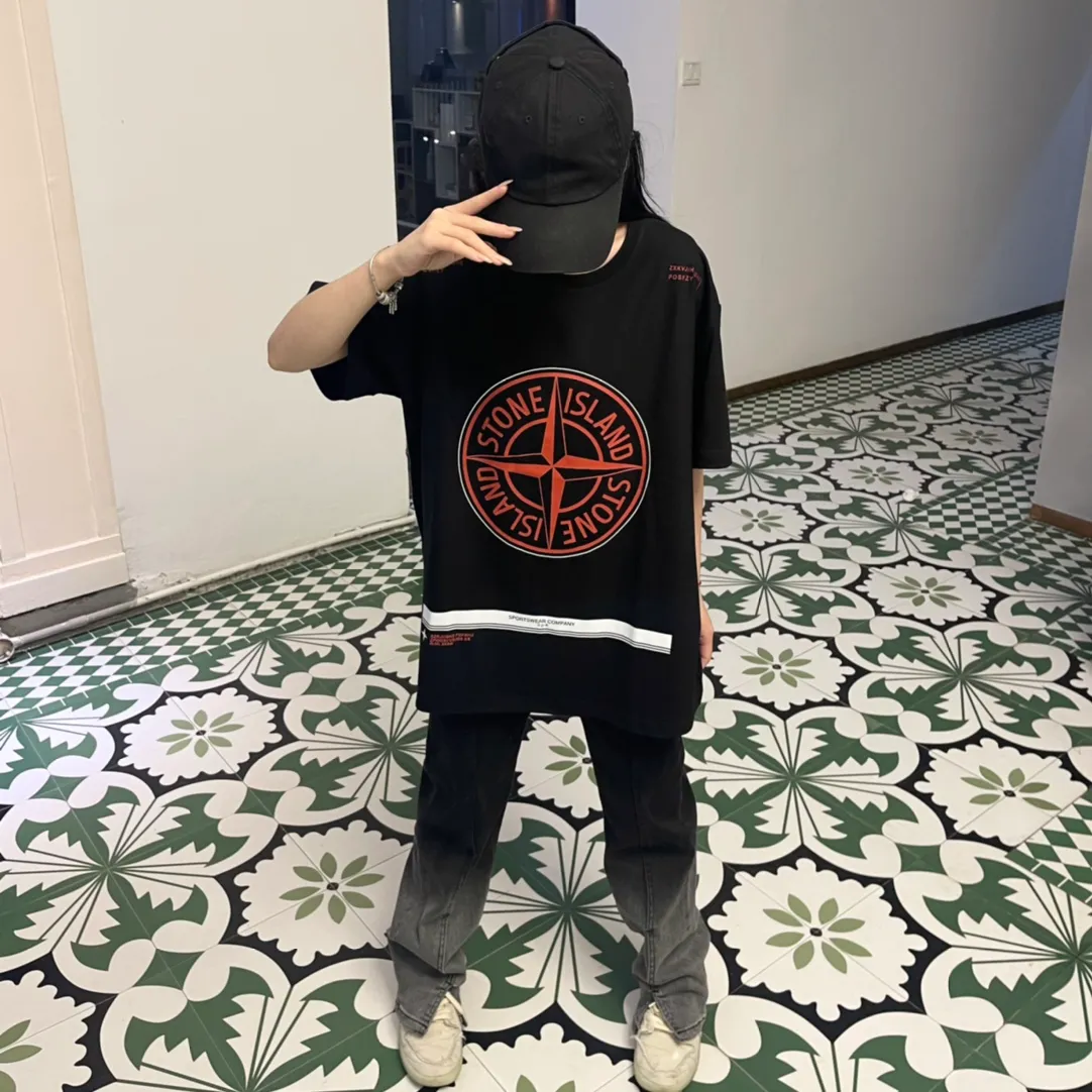 W616#P110💰 [Stone lsland/Stone Island summer new short-sleeved T-shirt with red big compass print on the chest] ⚠️[Original creation, high control of details] Made of 260 grams of combed cotton, 32-count double yarn - Simple basic versatile style, original quality, the first choice for couples. - Made in a large factory, four needles and five threads on the shoulder, neatly arranged, high quality workmanship. - Same style for men and women, very versatile, one piece for each person Details are clearly visible. Color: Black White Size: M L